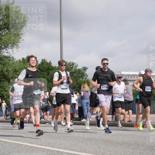 29.06.2025 - hella hamburg halbmarathon Luisa Fischer http://msf.ph/oto/8472927 29.06.2025 10:01:20 Kennedybrücke 1870, 3819, 1734, 2029, 17825, 6754, 5259, 8825, 1034, 1285, 2029, 2034, 2656, 3041, 3819, 3859, 5259, 5305, 5721, 6272, 6433, 6754, 6877, 7369, 7732, 7856, 8393, 8825, 9770, 10084 meine-sportfotos.de