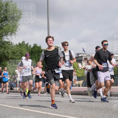 29.06.2025 - hella hamburg halbmarathon Luisa Fischer http://msf.ph/oto/8472942 29.06.2025 10:01:20 Kennedybrücke 3819, 19721, 11870, 17825, 6754, 17348, 5259, 1034, 1285, 2029, 2034, 2656, 3041, 3819, 3859, 5259, 5305, 5721, 6272, 6433, 6754, 6877, 7369, 7732, 7856, 8393, 8825, 9770, 10084 meine-sportfotos.de