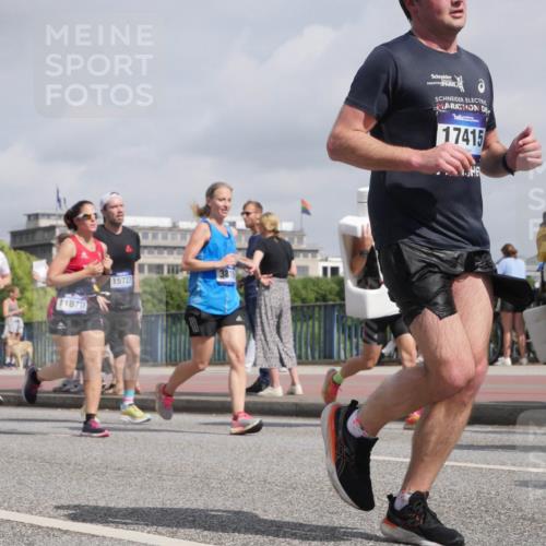 29.06.2025 - hella hamburg halbmarathon Luisa Fischer http://msf.ph/oto/8473096 29.06.2025 10:01:24 Kennedybrücke 5721, 1617, 11870, 15727, 17415, 1034, 1285, 1727, 2034, 2518, 2656, 2883, 3819, 3859, 4167, 5077, 5259, 5721, 6433, 6754, 6877, 7369, 7732, 7856, 8393, 8825, 9770, 10084 meine-sportfotos.de