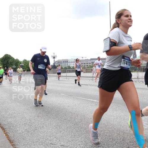 29.06.2025 - hella hamburg halbmarathon Lena Gebhardt http://msf.ph/oto/8473114 29.06.2025 10:33:07 Lombardsbrücke 17102, 17417, 1078, 1237, 1324, 1732, 1764, 2038, 2054, 2059, 2085, 2276, 2838, 2959, 3341, 3391, 3422, 3660, 3708, 3753, 3812, 3871, 4030, 4096, 4445, 4446, 4555, 4650, 5110, 5180, 5581, 5917, 6040, 6773, 6861, 7387, 7750, 7982, 8170, 8595, 8839, 9034, 9143, 9188, 9289, 9471, 9542, 9591, 9592, 9768, 9780, 10013, 10048, 10277, 11229, 11260, 11713, 11756, 11826, 12039, 12423, 12424, 14305, 14743, 15951 meine-sportfotos.de
