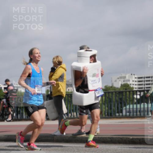 29.06.2025 - hella hamburg halbmarathon Luisa Fischer http://msf.ph/oto/8473138 29.06.2025 10:01:25 Kennedybrücke 381, 18715, 1034, 1285, 1727, 2034, 2518, 2656, 2883, 3819, 3859, 4167, 5077, 5259, 5721, 6433, 6592, 6877, 7369, 7732, 8393, 9770, 10084 meine-sportfotos.de