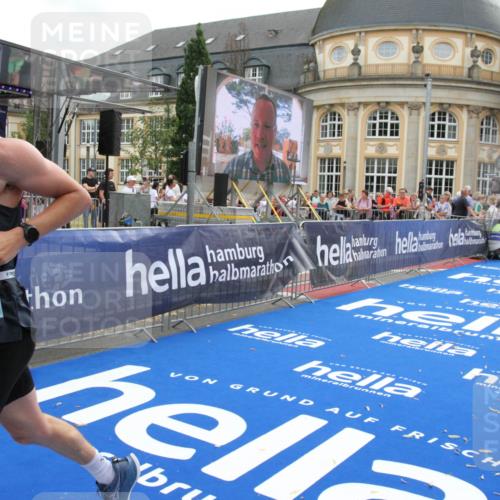 29.06.2025 - hella hamburg halbmarathon Michael Strokosch http://msf.ph/oto/8473141 29.06.2025 10:37:20 Ziel 4860, 5003, 10190, 12900, 13854, 14387, 14459, 15178, 17137, 17726, 18824 meine-sportfotos.de