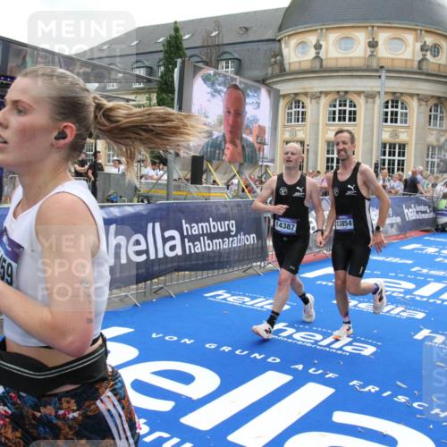 29.06.2025 - hella hamburg halbmarathon Michael Strokosch http://msf.ph/oto/8473319 29.06.2025 10:37:26 Ziel 2767, 9017, 12739, 13372, 13854, 14387, 14459, 15888, 17306, 18159, 18723, 18824 meine-sportfotos.de