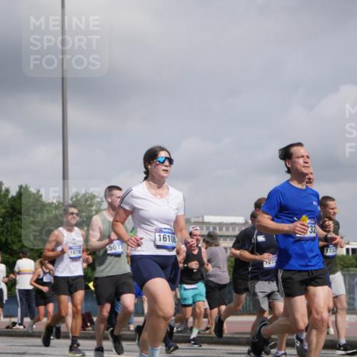29.06.2025 - hella hamburg halbmarathon Luisa Fischer http://msf.ph/oto/8473340 29.06.2025 10:01:30 Kennedybrücke 1879, 1727, 5077, 16108, 1273, 32, 1732, 25, 1285, 1727, 2034, 2518, 2656, 2883, 3334, 3859, 3952, 4152, 4167, 5077, 6433, 6592, 6657, 6759, 6877, 7369, 7732, 8393, 9770, 10724 meine-sportfotos.de