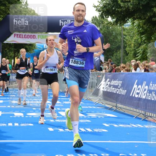 29.06.2025 - hella hamburg halbmarathon Strokosch-Dieckow http://msf.ph/oto/8473389 29.06.2025 10:47:51 Ziel 1604, 1613, 2340, 4528, 5022, 5915, 6836, 8564, 11961, 12679, 14383, 14730, 15333, 16766, 17451, 18356, 18836, 19198 meine-sportfotos.de