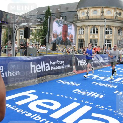 29.06.2025 - hella hamburg halbmarathon Michael Strokosch http://msf.ph/oto/8473419 29.06.2025 10:37:29 Ziel 2767, 5042, 6047, 9017, 9914, 12739, 13372, 13854, 14387, 15888, 17306, 18159, 18723, 18824 meine-sportfotos.de