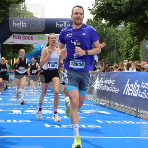 29.06.2025 - hella hamburg halbmarathon Strokosch-Dieckow http://msf.ph/oto/8473424 29.06.2025 10:47:51 Ziel 1604, 1613, 2340, 4528, 5022, 5915, 6836, 8564, 11961, 12679, 14383, 14730, 15333, 16766, 17451, 18356, 18836, 19198 meine-sportfotos.de