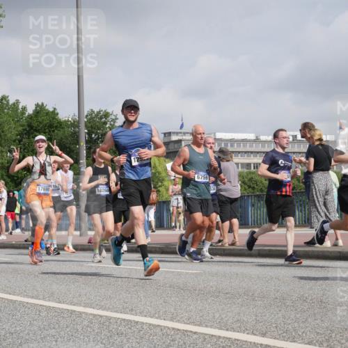 29.06.2025 - hella hamburg halbmarathon Luisa Fischer http://msf.ph/oto/8473467 29.06.2025 10:01:34 Kennedybrücke 3952, 6657, 17698, 152, 12135, 18268, 2, 6759, 834, 13694, 1410, 1727, 2518, 2883, 3334, 3952, 4152, 4167, 5077, 6294, 6592, 6657, 6759, 10724 meine-sportfotos.de