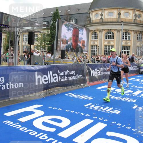29.06.2025 - hella hamburg halbmarathon Michael Strokosch http://msf.ph/oto/8473521 29.06.2025 10:37:32 Ziel 1290, 2767, 5042, 5791, 6047, 7831, 9017, 9914, 10451, 13372, 15888, 17306, 18159, 18723 meine-sportfotos.de