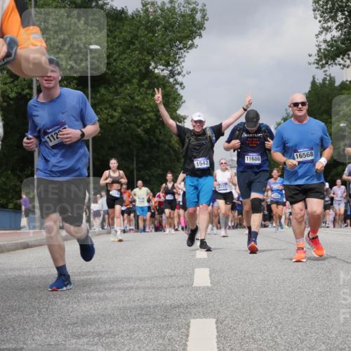 29.06.2025 - hella hamburg halbmarathon Luisa Fischer http://msf.ph/oto/8473586 29.06.2025 10:45:14 Kennedybrücke 377, 112, 10348, 1542, 11686, 16568, 6137, 3460, 16550, 2762, 2763, 5942, 6066, 6137, 6719, 6726, 6793, 7968, 8162, 9588, 10181 meine-sportfotos.de