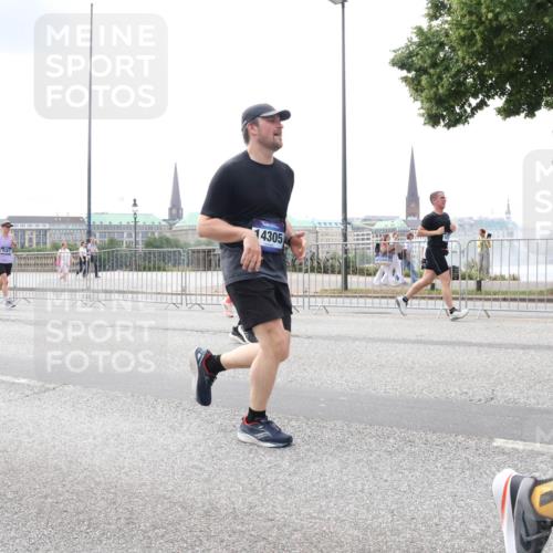 29.06.2025 - hella hamburg halbmarathon Lena Gebhardt http://msf.ph/oto/8473692 29.06.2025 10:33:09 Lombardsbrücke 14305, 1078, 1237, 1324, 1732, 1764, 1995, 2038, 2054, 2059, 2085, 2276, 2838, 2959, 3341, 3391, 3422, 3660, 3708, 3753, 3812, 3871, 4030, 4096, 4164, 4445, 4446, 4555, 4650, 5110, 5180, 5581, 5917, 6040, 6773, 6861, 7387, 7982, 8170, 8595, 8839, 9034, 9143, 9188, 9289, 9471, 9542, 9591, 9592, 9750, 9768, 9780, 10013, 10277, 11229, 11260, 11713, 11756, 11826, 12039, 12423, 12424, 14305, 14743, 15951 meine-sportfotos.de