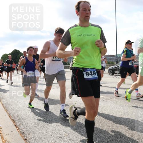 29.06.2025 - hella hamburg halbmarathon Lena Gebhardt http://msf.ph/oto/8473741 29.06.2025 09:55:44 Lombardsbrücke 15300, 14511, 949, 726, 1553, 11977, 1120, 1143, 1151, 1216, 1257, 1267, 1461, 1630, 1683, 1689, 1696, 1706, 1884, 1976, 2207, 2250, 2274, 2284, 2287, 2411, 2706, 2708, 2718, 2818, 2864, 2884, 3087, 3213, 3399, 3435, 3543, 3654, 3692, 3747, 3945, 3985, 4033, 4088, 4093, 4127, 4189, 4324, 4345, 4346, 4557, 4601, 4847, 4890, 4938, 5102, 5116, 5421, 5459, 5708, 5915, 6009, 6054, 6158, 6421, 6481, 6532, 6662, 6691, 6836, 6994, 7052, 7056, 7100, 7224, 7269, 7312 meine-sportfotos.de