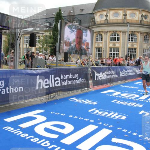 29.06.2025 - hella hamburg halbmarathon Michael Strokosch http://msf.ph/oto/8473966 29.06.2025 10:37:47 Ziel 1505, 1615, 2196, 9171, 13595, 14934, 18276, 18277 meine-sportfotos.de