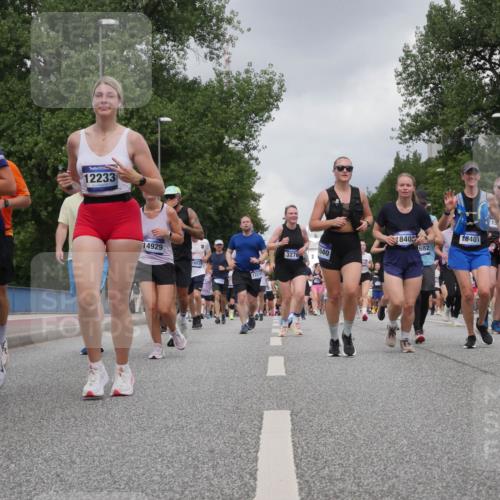 29.06.2025 - hella hamburg halbmarathon Luisa Fischer http://msf.ph/oto/8473998 29.06.2025 10:45:36 Kennedybrücke 2523, 12233, 14929, 3276, 16535, 1221, 940, 8409, 682, 15, 18401, 1039, 1712, 2069, 2974, 3276, 3326, 3568, 4385, 4541, 4735, 4736, 5671, 6320, 7022, 7023, 8014, 8712, 10532 meine-sportfotos.de