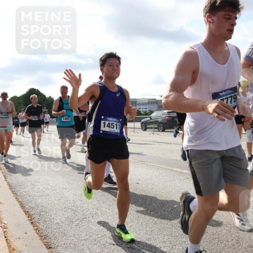 29.06.2025 - hella hamburg halbmarathon Lena Gebhardt http://msf.ph/oto/8474044 29.06.2025 09:55:44 Lombardsbrücke 15300, 15636, 1461, 14511, 779, 2519, 1120, 1143, 1151, 1216, 1257, 1267, 1461, 1630, 1683, 1689, 1696, 1706, 1884, 1976, 2207, 2250, 2274, 2284, 2287, 2411, 2706, 2708, 2718, 2818, 2864, 2884, 3087, 3213, 3399, 3435, 3543, 3654, 3692, 3747, 3945, 3985, 4033, 4088, 4093, 4127, 4189, 4324, 4345, 4346, 4557, 4601, 4847, 4890, 4938, 5102, 5116, 5421, 5459, 5708, 5915, 6009, 6054, 6158, 6421, 6481, 6532, 6662, 6691, 6836, 6994, 7052, 7056, 7100, 7224, 7269, 7312 meine-sportfotos.de