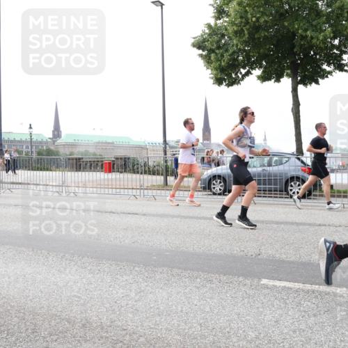 29.06.2025 - hella hamburg halbmarathon Lena Gebhardt http://msf.ph/oto/8474075 29.06.2025 10:33:10 Lombardsbrücke 1595, 1078, 1237, 1324, 1732, 1764, 1995, 2038, 2054, 2059, 2085, 2276, 2838, 2959, 3341, 3391, 3422, 3708, 3753, 3812, 3871, 4030, 4096, 4164, 4445, 4446, 4555, 4650, 5110, 5180, 5581, 5917, 6040, 6773, 6861, 7387, 7705, 7982, 8170, 8595, 8839, 9034, 9143, 9289, 9471, 9542, 9591, 9592, 9750, 9768, 9780, 11229, 11260, 11713, 11756, 11826, 12039, 12423, 12424, 14305, 14743, 15951 meine-sportfotos.de