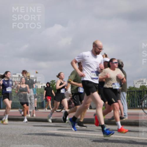 29.06.2025 - hella hamburg halbmarathon Luisa Fischer http://msf.ph/oto/8474133 29.06.2025 10:01:49 Kennedybrücke 14, 1821, 1190, 1485, 1946, 1951, 1972, 2840, 2907, 3037, 3091, 3097, 3715, 5084, 5492, 6390, 6399, 6629, 7082, 7232, 7716, 8068, 8322, 8639, 8721, 8772, 8798, 9727 meine-sportfotos.de
