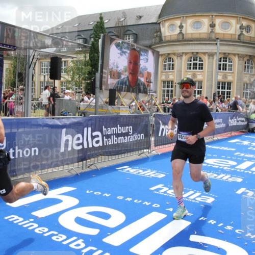 29.06.2025 - hella hamburg halbmarathon Michael Strokosch http://msf.ph/oto/8474300 29.06.2025 10:37:58 Ziel 3480, 3530, 7229, 9643, 10793, 13900, 15303, 18103, 18529 meine-sportfotos.de