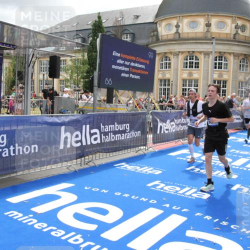 29.06.2025 - hella hamburg halbmarathon Michael Strokosch http://msf.ph/oto/8474403 29.06.2025 10:38:02 Ziel 3480, 3530, 7229, 8091, 9643, 10793, 11049, 11952, 12915, 13900, 15303, 16698 meine-sportfotos.de