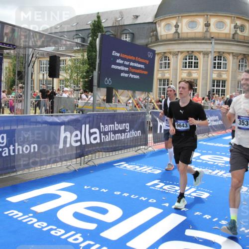 29.06.2025 - hella hamburg halbmarathon Michael Strokosch http://msf.ph/oto/8474431 29.06.2025 10:38:03 Ziel 3480, 3530, 7229, 8091, 9643, 9944, 10793, 11049, 11952, 12915, 13900, 14274, 15303, 16698 meine-sportfotos.de