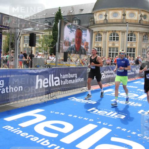 29.06.2025 - hella hamburg halbmarathon Michael Strokosch http://msf.ph/oto/8474553 29.06.2025 10:38:08 Ziel 8091, 9944, 11049, 11952, 12915, 14274, 15382, 16698, 17623 meine-sportfotos.de