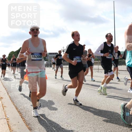 29.06.2025 - hella hamburg halbmarathon Lena Gebhardt http://msf.ph/oto/8474640 29.06.2025 09:55:46 Lombardsbrücke 15300, 15636, 5481, 2379, 146, 1120, 1143, 1151, 1216, 1257, 1267, 1461, 1507, 1630, 1683, 1689, 1696, 1706, 1884, 1976, 2207, 2250, 2260, 2284, 2287, 2411, 2706, 2708, 2718, 2818, 2864, 2884, 3087, 3213, 3399, 3435, 3543, 3654, 3692, 3747, 3945, 3985, 4033, 4088, 4093, 4127, 4189, 4324, 4345, 4346, 4557, 4601, 4847, 4890, 4938, 5102, 5116, 5421, 5459, 5708, 5915, 6009, 6054, 6134, 6158, 6421, 6481, 6532, 6662, 6691, 6836, 6994, 7052, 7056, 7100, 7224, 7269, 7312 meine-sportfotos.de