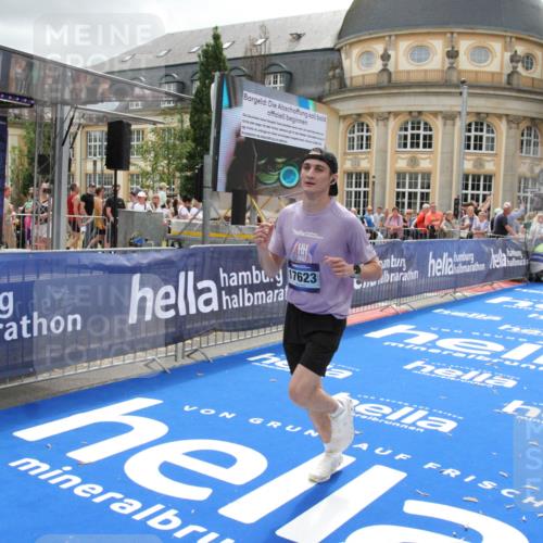 29.06.2025 - hella hamburg halbmarathon Michael Strokosch http://msf.ph/oto/8474702 29.06.2025 10:38:14 Ziel 2849, 5091, 7743, 8002, 14688, 15382, 17623, 18986 meine-sportfotos.de