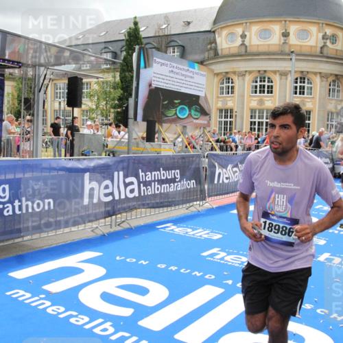 29.06.2025 - hella hamburg halbmarathon Michael Strokosch http://msf.ph/oto/8474814 29.06.2025 10:38:16 Ziel 1688, 2849, 5091, 7743, 8002, 14688, 17623, 18584, 18986 meine-sportfotos.de