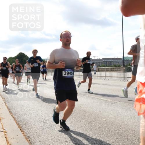 29.06.2025 - hella hamburg halbmarathon Lena Gebhardt http://msf.ph/oto/8474941 29.06.2025 09:55:47 Lombardsbrücke 3073, 11733, 4601, 3945, 699, 1120, 1143, 1151, 1216, 1257, 1267, 1461, 1502, 1507, 1630, 1689, 1696, 1706, 1884, 1976, 2207, 2250, 2260, 2284, 2287, 2411, 2706, 2708, 2718, 2818, 2864, 2884, 3087, 3213, 3399, 3435, 3543, 3654, 3692, 3945, 3985, 4033, 4088, 4093, 4127, 4189, 4324, 4345, 4346, 4557, 4601, 4847, 4890, 4938, 5102, 5116, 5421, 5459, 5708, 5915, 6009, 6054, 6134, 6158, 6421, 6481, 6532, 6662, 6691, 6994, 7056, 7100, 7224, 7269, 7312, 8335 meine-sportfotos.de