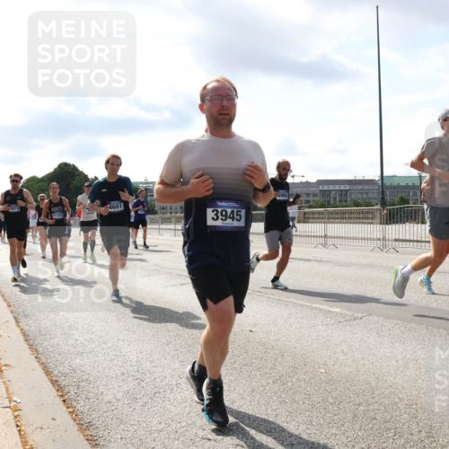 29.06.2025 - hella hamburg halbmarathon Lena Gebhardt http://msf.ph/oto/8475001 29.06.2025 09:55:47 Lombardsbrücke 3073, 4601, 11733, 3945, 994, 1120, 1143, 1151, 1216, 1257, 1267, 1461, 1502, 1507, 1630, 1689, 1696, 1706, 1884, 1976, 2207, 2250, 2260, 2284, 2287, 2411, 2706, 2708, 2718, 2818, 2864, 2884, 3087, 3213, 3399, 3435, 3543, 3654, 3692, 3945, 3985, 4033, 4088, 4093, 4127, 4189, 4324, 4345, 4346, 4557, 4601, 4847, 4890, 4938, 5102, 5116, 5421, 5459, 5708, 5915, 6009, 6054, 6134, 6158, 6421, 6481, 6532, 6662, 6691, 6994, 7056, 7100, 7224, 7269, 7312, 8335 meine-sportfotos.de