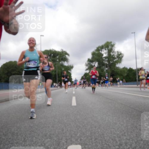 29.06.2025 - hella hamburg halbmarathon Luisa Fischer http://msf.ph/oto/8475052 29.06.2025 10:46:26 Kennedybrücke 14126, 830, 1310, 3283, 3764, 4353, 4891, 4892, 5755, 8233, 9304, 10536 meine-sportfotos.de