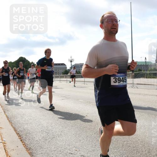 29.06.2025 - hella hamburg halbmarathon Lena Gebhardt http://msf.ph/oto/8475056 29.06.2025 09:55:47 Lombardsbrücke 46016, 5073, 11733, 3945, 1120, 1143, 1151, 1216, 1257, 1267, 1461, 1502, 1507, 1630, 1689, 1696, 1706, 1884, 1976, 2207, 2250, 2260, 2284, 2287, 2411, 2706, 2708, 2718, 2818, 2864, 2884, 3087, 3213, 3399, 3435, 3543, 3654, 3692, 3945, 3985, 4033, 4088, 4093, 4127, 4189, 4324, 4345, 4346, 4557, 4601, 4847, 4890, 4938, 5102, 5116, 5421, 5459, 5708, 5915, 6009, 6054, 6134, 6158, 6421, 6481, 6532, 6662, 6691, 6994, 7056, 7100, 7224, 7269, 7312, 8335 meine-sportfotos.de