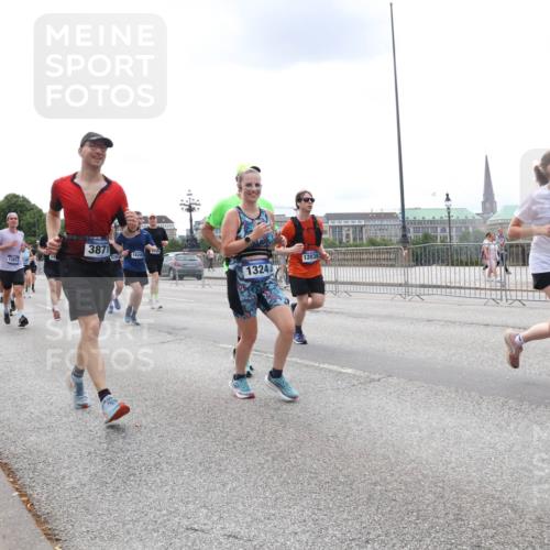 29.06.2025 - hella hamburg halbmarathon Lena Gebhardt http://msf.ph/oto/8475151 29.06.2025 10:33:13 Lombardsbrücke 12813, 12812, 3871, 16246, 1324, 12039, 4650, 1078, 1237, 1324, 1732, 1764, 1995, 2038, 2054, 2085, 2276, 2838, 2959, 3341, 3391, 3422, 3708, 3753, 3812, 3871, 4030, 4096, 4164, 4445, 4555, 4650, 5110, 5180, 5581, 5917, 6040, 6773, 6861, 7387, 7705, 7982, 8170, 8595, 8839, 8891, 9034, 9143, 9258, 9289, 9471, 9542, 9591, 9592, 9750, 9768, 9780, 11229, 11260, 11713, 11756, 11826, 12039, 12423, 12424, 14305, 14743, 15951 meine-sportfotos.de