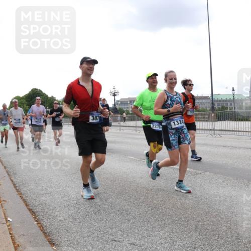 29.06.2025 - hella hamburg halbmarathon Lena Gebhardt http://msf.ph/oto/8475216 29.06.2025 10:33:13 Lombardsbrücke 387, 591, 12812, 12813, 18951, 2276, 1324, 12035, 1078, 1237, 1324, 1732, 1764, 1995, 2038, 2054, 2085, 2276, 2838, 2959, 3341, 3391, 3422, 3708, 3753, 3812, 3871, 4030, 4096, 4164, 4445, 4555, 4650, 5110, 5180, 5581, 5917, 6040, 6773, 6861, 7387, 7705, 7982, 8170, 8595, 8839, 8891, 9034, 9143, 9258, 9289, 9471, 9542, 9591, 9592, 9750, 9768, 9780, 11229, 11260, 11713, 11756, 11826, 12039, 12423, 12424, 14305, 14743, 15951 meine-sportfotos.de