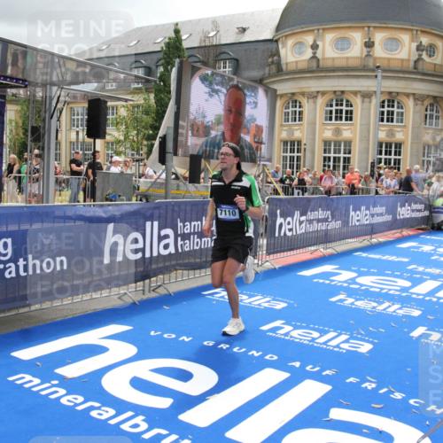 29.06.2025 - hella hamburg halbmarathon Michael Strokosch http://msf.ph/oto/8475220 29.06.2025 10:38:28 Ziel 1042, 1710, 2745, 3014, 3431, 3790, 7110, 8571, 14992, 16075, 16280, 18357, 18761 meine-sportfotos.de