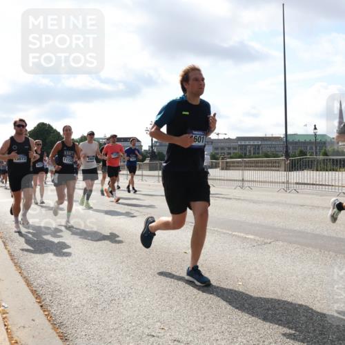 29.06.2025 - hella hamburg halbmarathon Lena Gebhardt http://msf.ph/oto/8475257 29.06.2025 09:55:48 Lombardsbrücke 1227, 3073, 11733, 2884, 4033, 601, 6994, 1120, 1143, 1151, 1216, 1257, 1267, 1461, 1502, 1507, 1630, 1689, 1696, 1706, 1884, 1976, 2250, 2260, 2284, 2411, 2706, 2708, 2718, 2818, 2864, 2884, 3060, 3087, 3213, 3399, 3435, 3543, 3654, 3692, 3945, 3985, 4033, 4088, 4093, 4127, 4189, 4324, 4345, 4346, 4557, 4601, 4847, 4890, 4938, 5116, 5421, 5459, 5708, 5915, 6009, 6054, 6134, 6421, 6481, 6532, 6662, 6691, 6994, 7056, 7100, 7224, 7269, 7312, 7332, 8335 meine-sportfotos.de