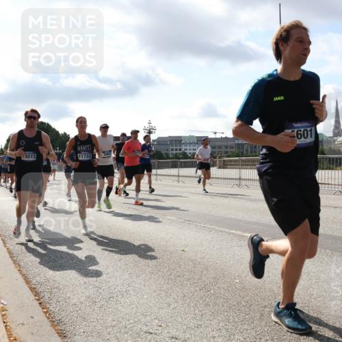 29.06.2025 - hella hamburg halbmarathon Lena Gebhardt http://msf.ph/oto/8475315 29.06.2025 09:55:48 Lombardsbrücke 3073, 11733, 2884, 601, 1120, 1143, 1151, 1216, 1257, 1267, 1461, 1502, 1507, 1630, 1689, 1696, 1706, 1884, 1976, 2250, 2260, 2284, 2411, 2706, 2708, 2718, 2818, 2864, 2884, 3060, 3087, 3213, 3399, 3435, 3543, 3654, 3692, 3945, 3985, 4033, 4088, 4093, 4127, 4189, 4324, 4345, 4346, 4557, 4601, 4847, 4890, 4938, 5116, 5421, 5459, 5708, 5915, 6009, 6054, 6134, 6421, 6481, 6532, 6662, 6691, 6994, 7056, 7100, 7224, 7269, 7312, 7332, 8335 meine-sportfotos.de