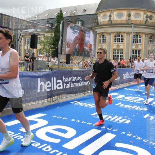 29.06.2025 - hella hamburg halbmarathon Michael Strokosch http://msf.ph/oto/8475362 29.06.2025 10:38:31 Ziel 1710, 2745, 3014, 3790, 8571, 14992, 16075, 16280, 18357, 18761 meine-sportfotos.de