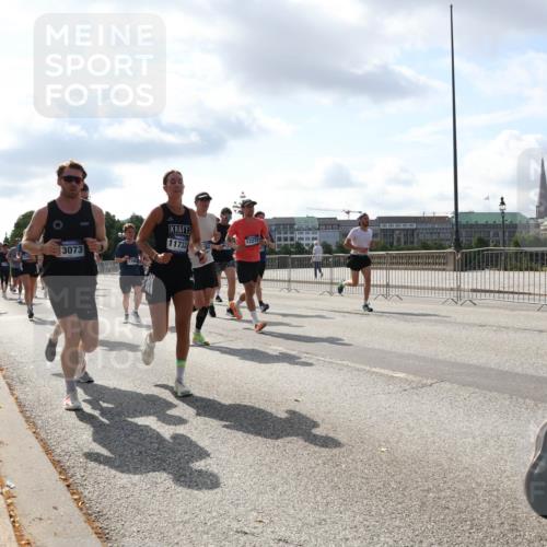 29.06.2025 - hella hamburg halbmarathon Lena Gebhardt http://msf.ph/oto/8475366 29.06.2025 09:55:49 Lombardsbrücke 3073, 11733, 12277, 1120, 1143, 1151, 1216, 1257, 1267, 1461, 1502, 1507, 1630, 1689, 1706, 1884, 1976, 2250, 2260, 2284, 2706, 2708, 2718, 2818, 2864, 2884, 3060, 3087, 3213, 3399, 3543, 3654, 3692, 3945, 3985, 4033, 4088, 4127, 4324, 4345, 4346, 4557, 4601, 4847, 4890, 4938, 5116, 5421, 5459, 5708, 5915, 6009, 6054, 6115, 6134, 6421, 6481, 6532, 6691, 6994, 7056, 7100, 7224, 7269, 7312, 7332, 8335 meine-sportfotos.de