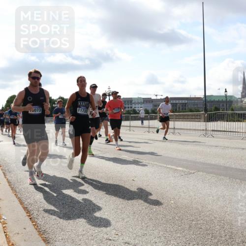 29.06.2025 - hella hamburg halbmarathon Lena Gebhardt http://msf.ph/oto/8475399 29.06.2025 09:55:49 Lombardsbrücke 1000, 11733, 5073, 12277, 1120, 1143, 1151, 1216, 1257, 1267, 1461, 1502, 1507, 1630, 1689, 1706, 1884, 1976, 2250, 2260, 2284, 2706, 2708, 2718, 2818, 2864, 2884, 3060, 3087, 3213, 3399, 3543, 3654, 3692, 3945, 3985, 4033, 4088, 4127, 4324, 4345, 4346, 4557, 4601, 4847, 4890, 4938, 5116, 5421, 5459, 5708, 5915, 6009, 6054, 6115, 6134, 6421, 6481, 6532, 6691, 6994, 7056, 7100, 7224, 7269, 7312, 7332, 8335 meine-sportfotos.de