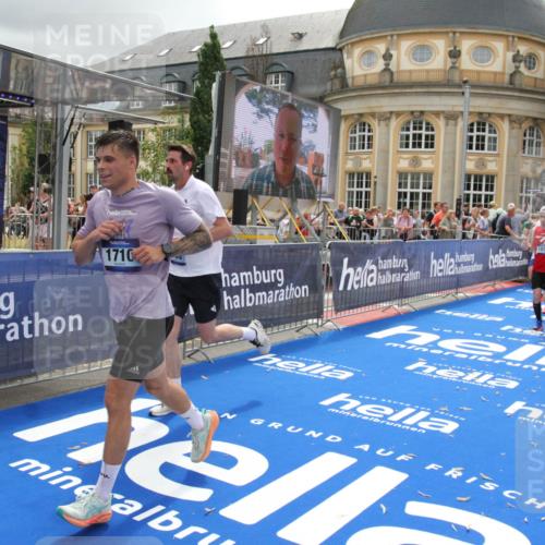 29.06.2025 - hella hamburg halbmarathon Michael Strokosch http://msf.ph/oto/8475452 29.06.2025 10:38:33 Ziel 1710, 2745, 3014, 3790, 8571, 14905, 14992, 16075, 16280, 18357 meine-sportfotos.de