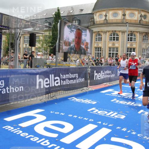 29.06.2025 - hella hamburg halbmarathon Michael Strokosch http://msf.ph/oto/8475476 29.06.2025 10:38:34 Ziel 1710, 2745, 3014, 3790, 8571, 11379, 14905, 16280, 18357 meine-sportfotos.de