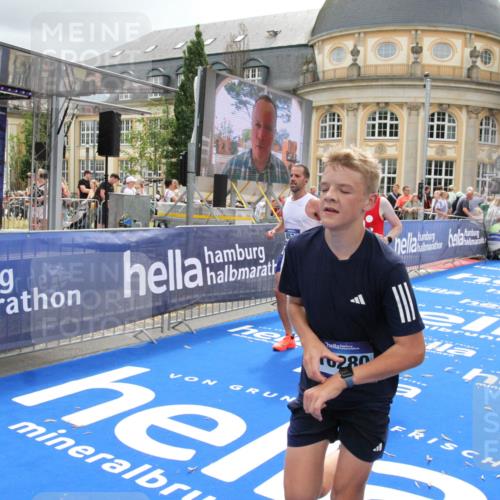 29.06.2025 - hella hamburg halbmarathon Michael Strokosch http://msf.ph/oto/8475502 29.06.2025 10:38:34 Ziel 1710, 2745, 3014, 3790, 8571, 11379, 14905, 16280, 18357 meine-sportfotos.de