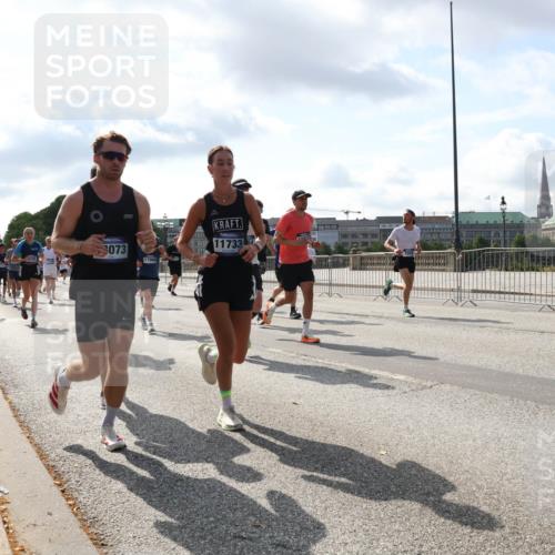 29.06.2025 - hella hamburg halbmarathon Lena Gebhardt http://msf.ph/oto/8475511 29.06.2025 09:55:49 Lombardsbrücke 3073, 17908, 11733, 1120, 1143, 1151, 1216, 1257, 1267, 1461, 1502, 1507, 1630, 1689, 1706, 1884, 1976, 2250, 2260, 2284, 2706, 2708, 2718, 2818, 2864, 2884, 3060, 3087, 3213, 3399, 3543, 3654, 3692, 3945, 3985, 4033, 4088, 4127, 4324, 4345, 4346, 4557, 4601, 4847, 4890, 4938, 5116, 5421, 5459, 5708, 5915, 6009, 6054, 6115, 6134, 6421, 6481, 6532, 6691, 6994, 7056, 7100, 7224, 7269, 7312, 7332, 8335 meine-sportfotos.de