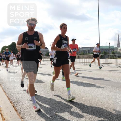 29.06.2025 - hella hamburg halbmarathon Lena Gebhardt http://msf.ph/oto/8475556 29.06.2025 09:55:49 Lombardsbrücke 1717, 8390, 3073, 12277, 88888, 1120, 1143, 1151, 1216, 1257, 1267, 1461, 1502, 1507, 1630, 1689, 1706, 1884, 1976, 2250, 2260, 2284, 2706, 2708, 2718, 2818, 2864, 2884, 3060, 3087, 3213, 3399, 3543, 3654, 3692, 3945, 3985, 4033, 4088, 4127, 4324, 4345, 4346, 4557, 4601, 4847, 4890, 4938, 5116, 5421, 5459, 5708, 5915, 6009, 6054, 6115, 6134, 6421, 6481, 6532, 6691, 6994, 7056, 7100, 7224, 7269, 7312, 7332, 8335 meine-sportfotos.de