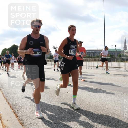 29.06.2025 - hella hamburg halbmarathon Lena Gebhardt http://msf.ph/oto/8475605 29.06.2025 09:55:49 Lombardsbrücke 11733, 3073, 1120, 1143, 1151, 1216, 1257, 1267, 1461, 1502, 1507, 1630, 1689, 1706, 1884, 1976, 2250, 2260, 2284, 2706, 2708, 2718, 2818, 2864, 2884, 3060, 3087, 3213, 3399, 3543, 3654, 3692, 3945, 3985, 4033, 4088, 4127, 4324, 4345, 4346, 4557, 4601, 4847, 4890, 4938, 5116, 5421, 5459, 5708, 5915, 6009, 6054, 6115, 6134, 6421, 6481, 6532, 6691, 6994, 7056, 7100, 7224, 7269, 7312, 7332, 8335 meine-sportfotos.de