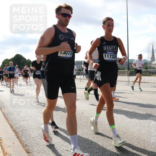 29.06.2025 - hella hamburg halbmarathon Lena Gebhardt http://msf.ph/oto/8475649 29.06.2025 09:55:50 Lombardsbrücke 1, 17, 8390, 4033, 13073, 2884, 11733, 1120, 1143, 1151, 1216, 1257, 1267, 1461, 1502, 1507, 1630, 1689, 1706, 1884, 1976, 2083, 2250, 2260, 2284, 2706, 2708, 2718, 2818, 2864, 2884, 3060, 3087, 3213, 3399, 3543, 3654, 3692, 3945, 3985, 4033, 4088, 4127, 4324, 4345, 4346, 4557, 4601, 4847, 4890, 4938, 5116, 5421, 5459, 5708, 5915, 6009, 6054, 6115, 6134, 6421, 6481, 6532, 6691, 6994, 7056, 7100, 7224, 7269, 7312, 7332, 8335 meine-sportfotos.de