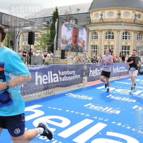 29.06.2025 - hella hamburg halbmarathon Michael Strokosch http://msf.ph/oto/8475654 29.06.2025 10:38:45 Ziel 2296, 2719, 4148, 5248, 6684, 8450, 9403, 11281, 11282, 12772, 13800, 15372, 18188, 19004 meine-sportfotos.de