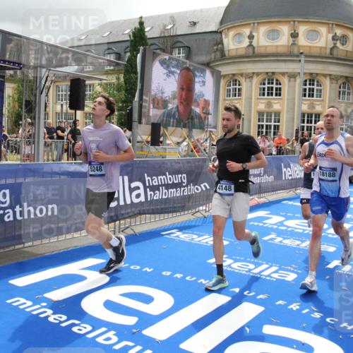 29.06.2025 - hella hamburg halbmarathon Michael Strokosch http://msf.ph/oto/8475680 29.06.2025 10:38:46 Ziel 2296, 2719, 4148, 5248, 6684, 8450, 9264, 9403, 10218, 11055, 11281, 11282, 12772, 13800, 15372, 18188, 19004 meine-sportfotos.de