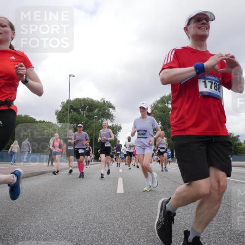 29.06.2025 - hella hamburg halbmarathon Luisa Fischer http://msf.ph/oto/8475878 29.06.2025 10:46:48 Kennedybrücke 7872, 13070, 1964, 1443, 907, 16901, 15717, 1788, 1788, 1878, 2103, 2158, 2267, 2538, 3288, 3518, 4302, 5265, 5370, 7461, 7872, 8135, 8991, 9831, 9976, 10083, 10200, 10202 meine-sportfotos.de